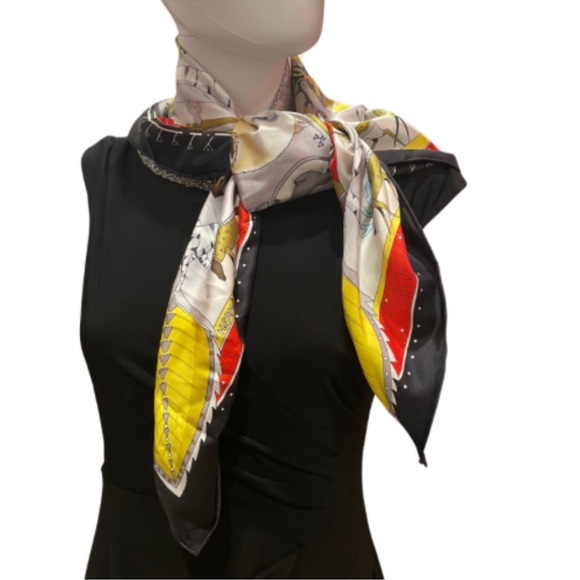 HERMÈS - FOULARD
La Vie Du Grand Nord Silk Vintage Scarf - Picture 2 of 12